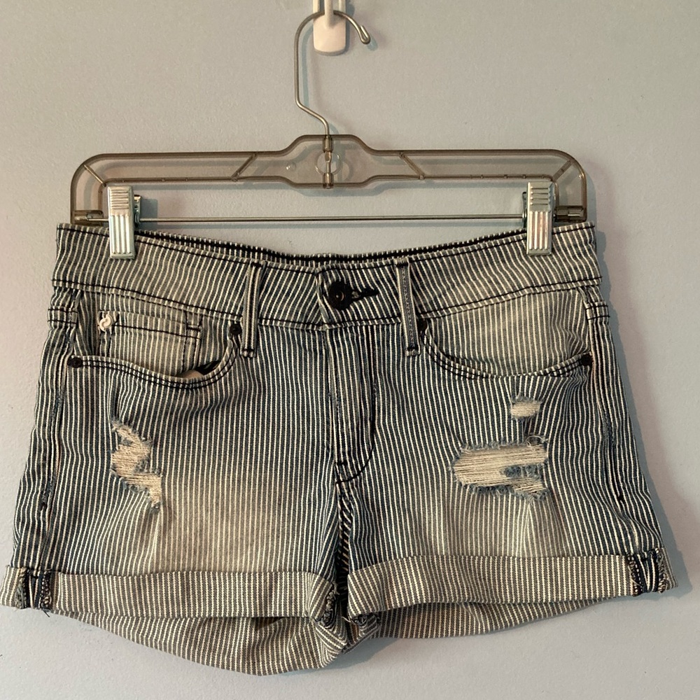 Striped Levi’s Denizen jean shorts